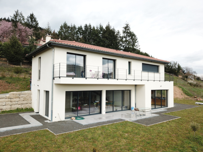 Construction d'une maison contemporaine sur un terrain pentu